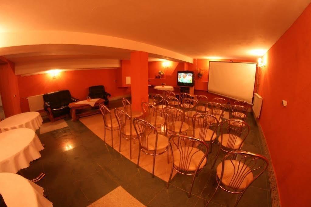 Hotel Daisy Budget Краков Экстерьер фото